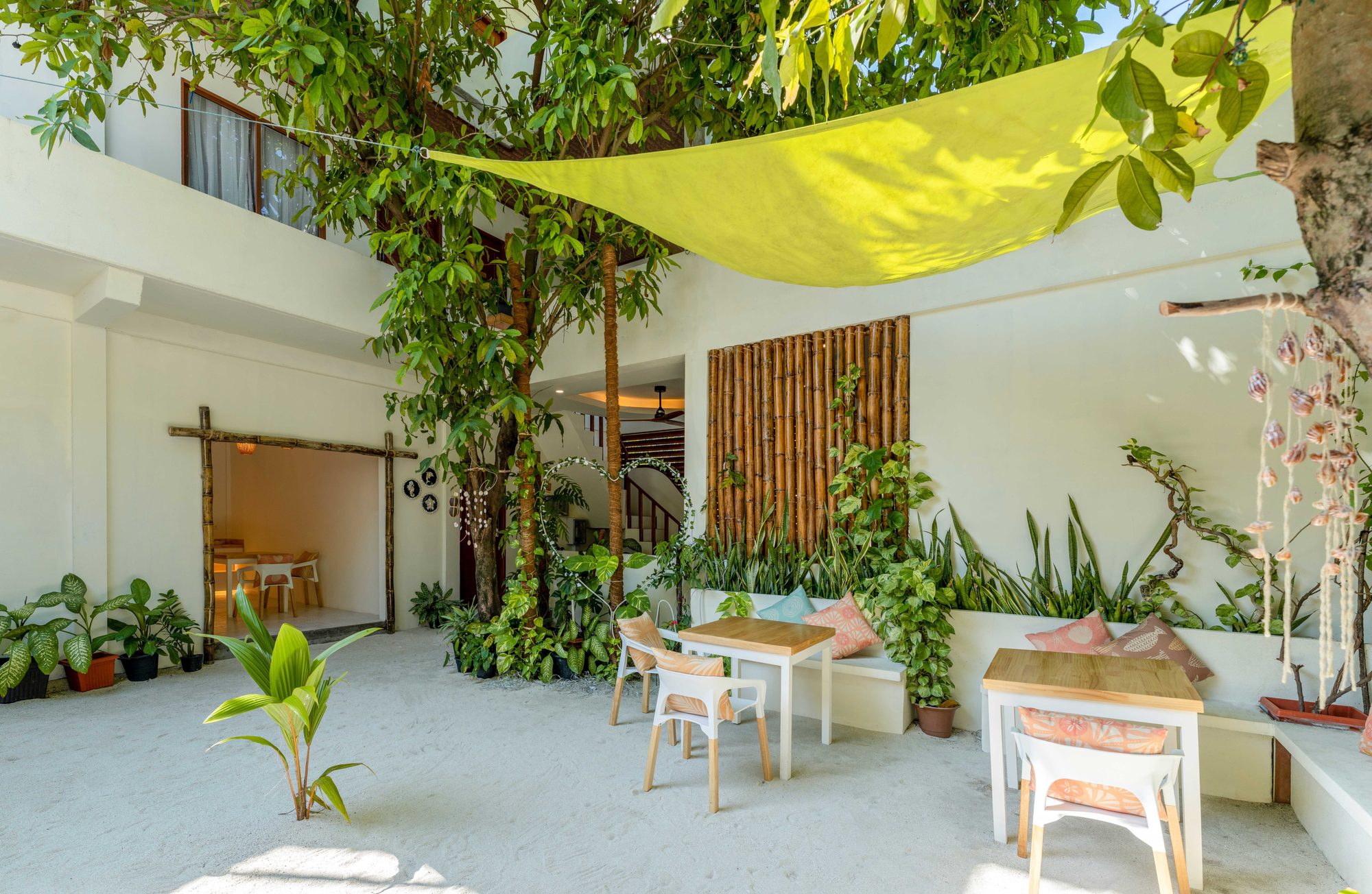The inner garden at Niru